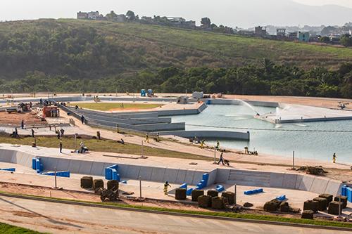 Processo de enchimento do canal do Estádio Olímpico de Canoagem Slalom/ Foto: Miriem Jeske/Heusi Action/Brasil2016.gov.br